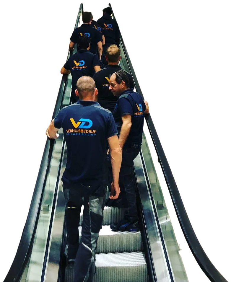 Verhuizers van Verhuisbedrijf Draagkracht dragen zorgvuldig een stuk naar boven