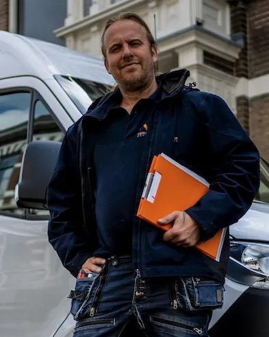 Verhuizer van Verhuisbedrijf Draagkracht met het verhuisplan bij de wagen