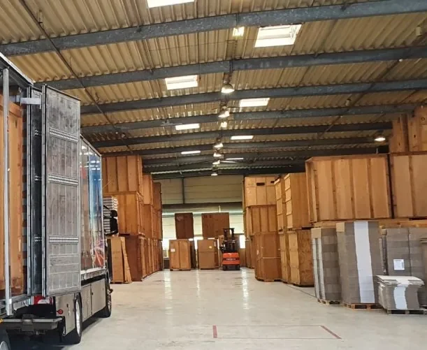 Houten opslagunits van Verhuisbedrijf Draagkracht in de loods