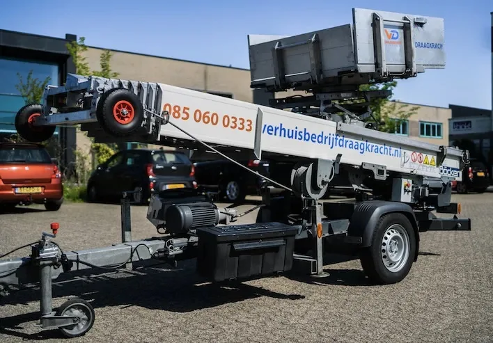 Aanhangerlift van Verhuisbedrijf Draagkracht in gebruik bij een woning