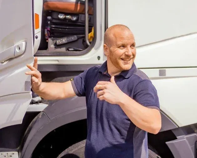 Verhuizer van Verhuisbedrijf Draagkracht bij de open vrachtwagen