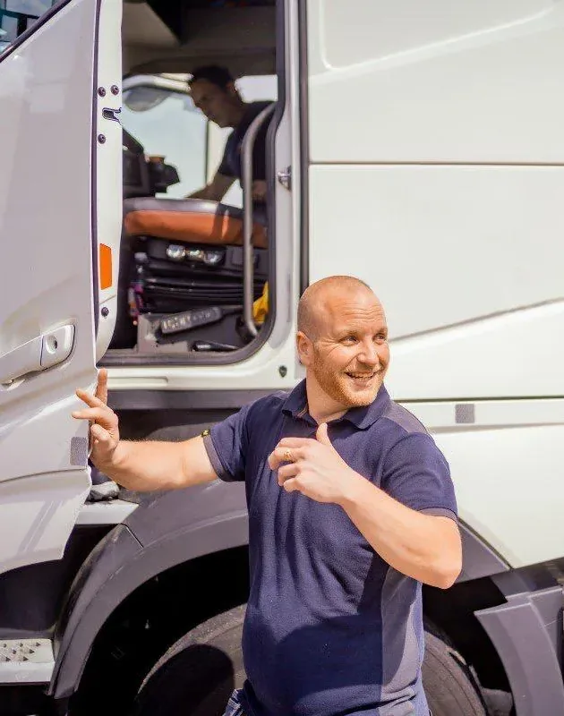 Verhuizer van Verhuisbedrijf Draagkracht bij de open vrachtwagen